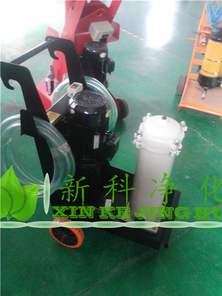 滤油机厂LUC系列LUCD-100*10液压油滤油车: 滤油机厂LUC系列LUCD-100*10液压油滤油车是流量的滤油车,处理量达到100L/min,可以弹性适用于不同油压系统注入新油过滤以及定期过滤介质中的污染物,对油液的各项技术指标均无影响,更好的帮助你处理好油液系统的污染物,延长液压元件的使用寿命。LUCD-100*10液压油滤油车 滤油机厂LUC系列LUCD-100*10液压油滤油车参数:1.滤油车型号:LUCD-100*10系列 2.流量:100L/min 3.过滤介质:液压油,润滑油,煤油,柴油,透平油等 4.过滤精度:3-20um 5.电机功率:1.5Kw 6.电机电压:AC380V 7.使用滤芯:1300R系列 LUC系列LUCD-100*10液压油滤油车 滤油机厂LUC系列LUCD-100*10液压油滤油车厂: 新乡市新科滤油机厂是一家集科研、生造、销售为一体的大中型企业,公司主营滤油机有:便携式滤油机,便移式滤油机,LYC系列高精度滤油机,防爆滤油机,液压油滤油机,高粘度滤油机,箱式移动滤油机,聚结脱水滤油油机,真空滤油机,LUC精密滤油车,PALL颇尔滤油机,HYDAC贺德克滤油机等产品。公司依托“中国过滤之乡